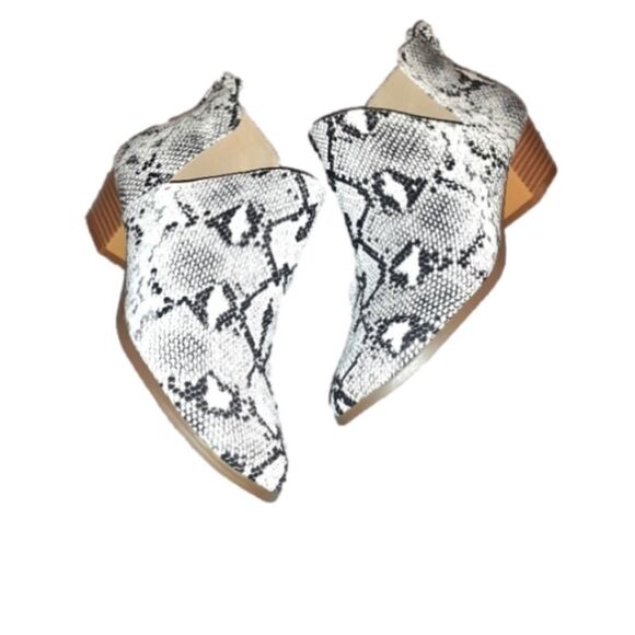 WOMEN'S cut-out ankle boots sz, 8,and 10 - Picture 4 of 15